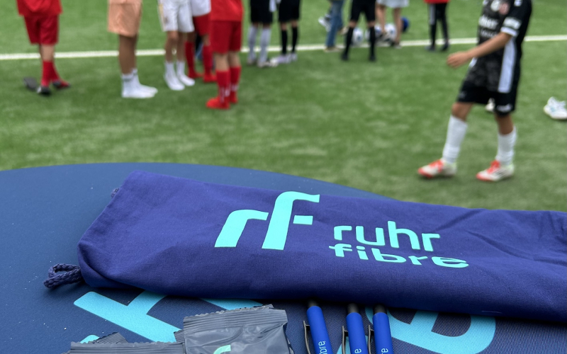 ruhrfibre und Vodafone mit Gewinnspielaktion beim Jubiläumsspiel ETB Schwarz-Weiß Essen gegen Rot-Weiss Essen